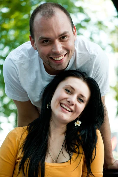 微笑对年轻夫妇在户外的爱-特写肖像 — 图库照片