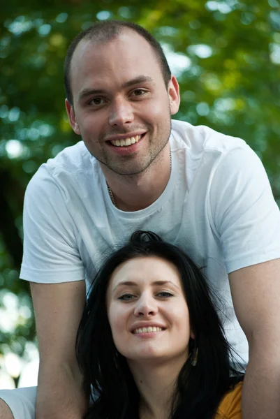 Primo piano ritratto di sorridente giovane coppia innamorata - All'aperto — Foto Stock