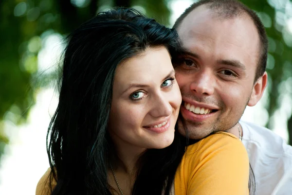 Nahaufnahme Porträt eines lächelnden jungen verliebten Paares - im Freien — Stockfoto