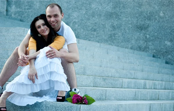 Jovem casal apaixonado - Ao ar livre — Fotografia de Stock