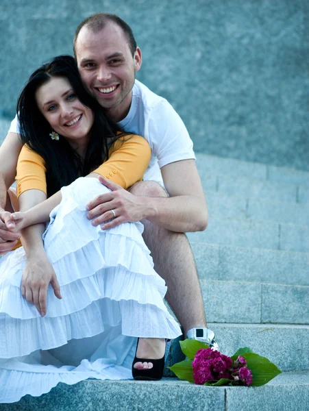 Primo piano ritratto di sorridente giovane coppia innamorata - All'aperto — Foto Stock