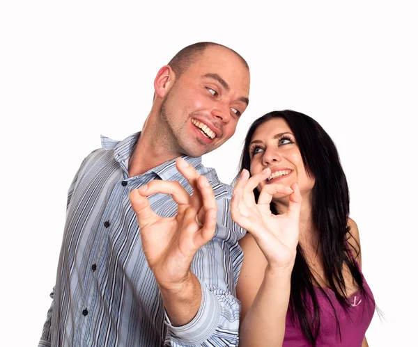 Homem e mulher sorrindo e mostrando-lhe OK sinal — Fotografia de Stock