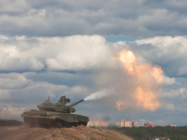 Dispara. Tanque de batalha principal russo . Fotos De Bancos De Imagens