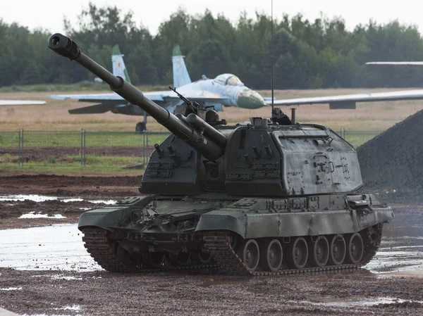 MSTA รัสเซียขับเคลื่อนด้วยตนเอง howitzer รูปภาพสต็อก