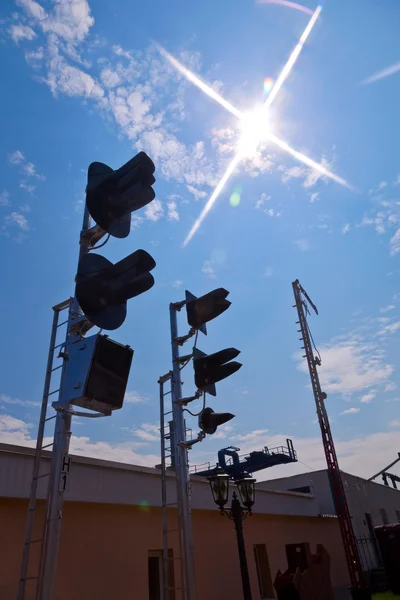 蓝蓝的天空背景下铁路交通灯 — 图库照片