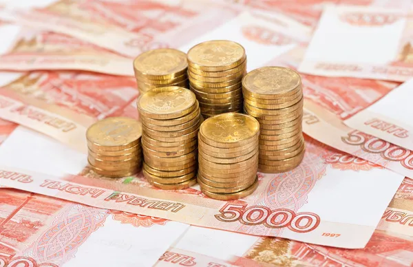 Billetes y monedas de rublos rusos . Fotos de stock