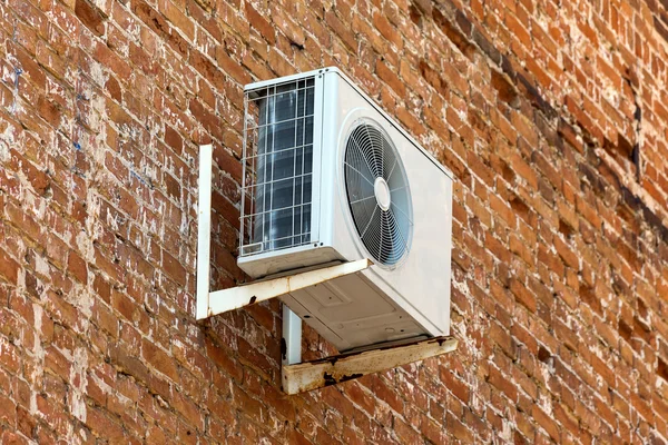 Klimatyzator na stary ceglany mur — Zdjęcie stockowe