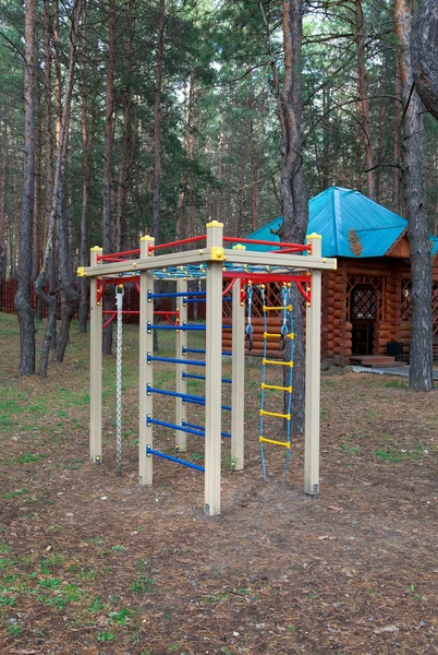 Színes játszóteret a gyermekek az erdő — Stock Fotó