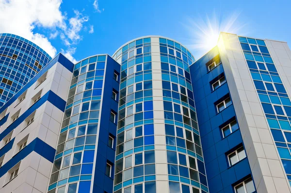 Moderner Wolkenkratzer auf blauem Himmel Hintergrund — Stockfoto
