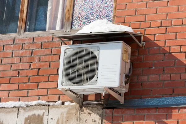 Thermopompe climatisée montée sur mur de briques. — Photo