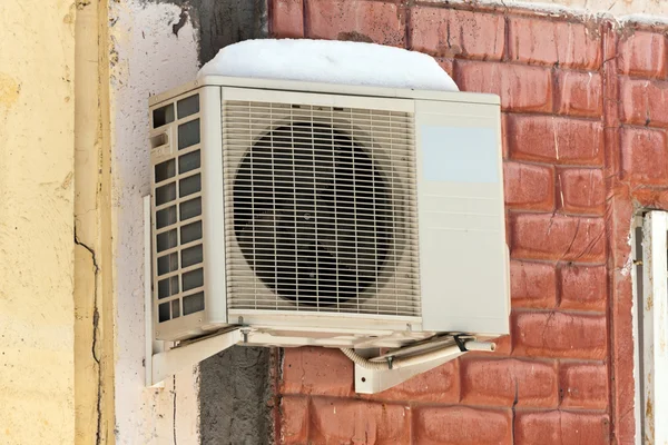 Airconditioning warmtepomp gemonteerd op bakstenen muur. — Stockfoto