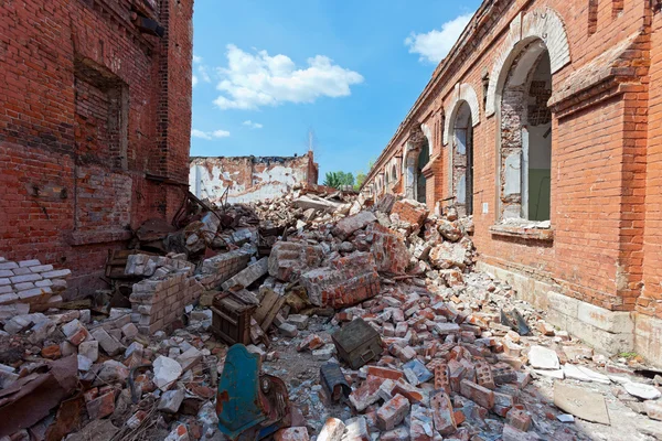 Destroyed building, can be used as demolition, earthquake, bomb, — Stock Photo, Image
