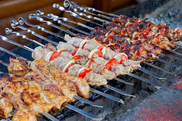 Los trozos jugosos de la carne con la salsa preparan al fuego (shish kebab). —  Fotos de Stock