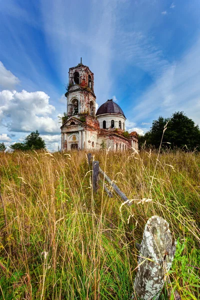 Antiga igreja deserta na região de Novgorod, Rússia — Fotografia de Stock