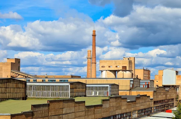 Stora fabriken med rökning skorstenar mot den blå himlen — Stockfoto