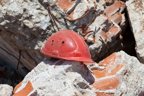 Velho capacete de construção sobre ruínas — Fotografia de Stock