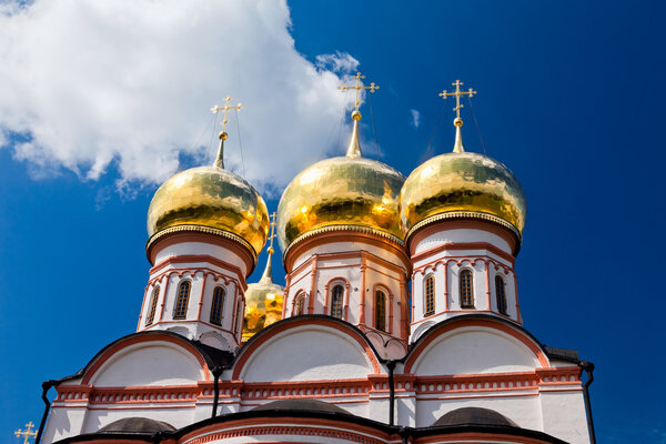 Купола Русской православной церкви против голубого неба
