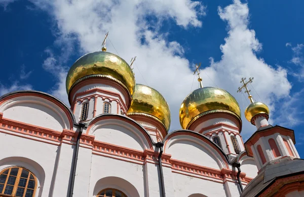 Cupolas de la iglesia ortodoxa rusa contra el cielo azul — Foto de Stock