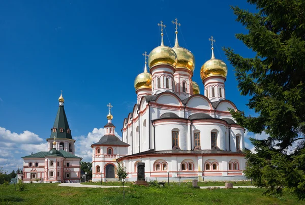Russisch-orthodoxe kerk. iversky klooster in valdai, Rusland. — Stockfoto