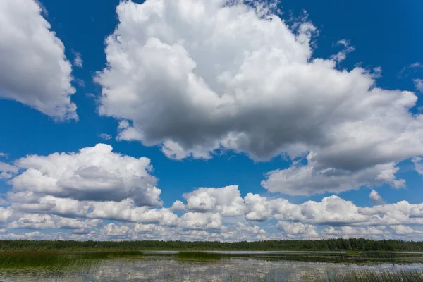 Vackert landskap med blå himmel och moln. — Stockfoto