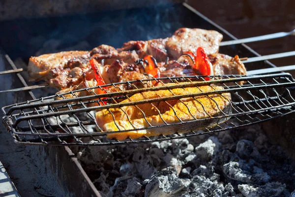 Tranches juteuses de viande et de poisson avec sauce préparent sur le feu . — Photo
