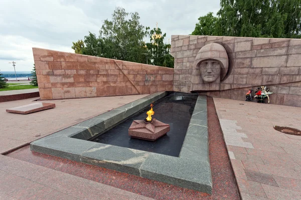 Вічний вогонь в меморіальний комплекс місто Самара, Російська Федерація — стокове фото