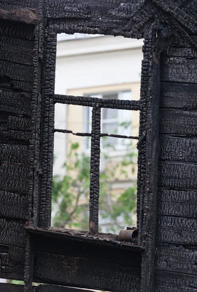 Gebrande houten raamkozijn — Stockfoto