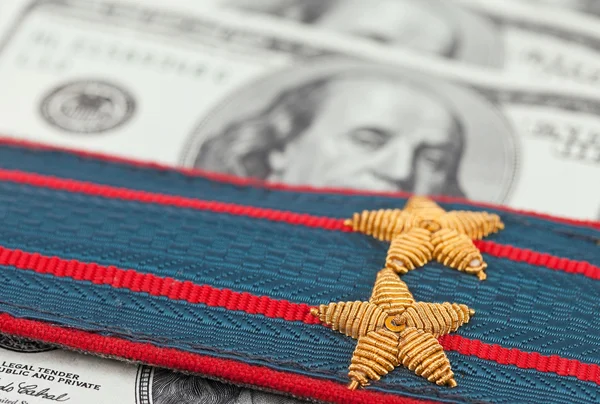 Alça de ombro da polícia russa no fundo do dinheiro — Fotografia de Stock