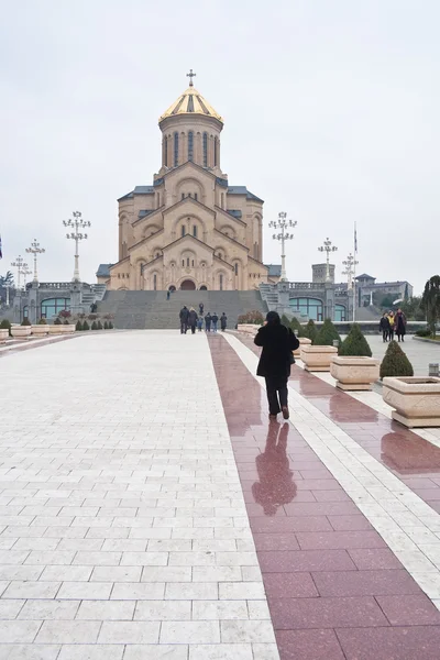 El camino a la Santísima Trinidad hramu.Sobor (Sameba), Tiflis, Geor — Foto de Stock