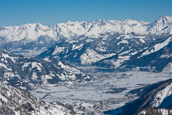 Sípálya és a hegyek, a Zell am See, osztrák Alpokban, wi — Stock Fotó