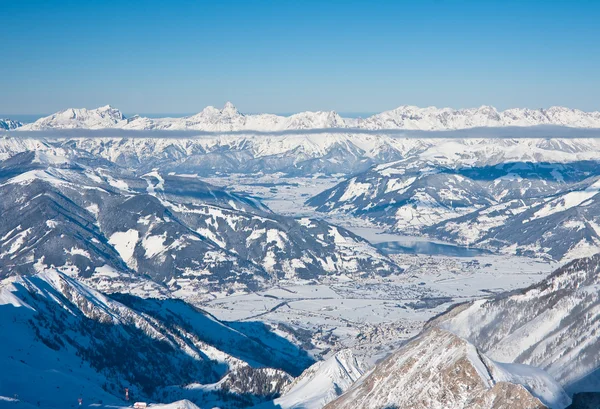 Χιονοδρομικό κέντρο και τα βουνά του zell am see και αυστριακές Άλπεις στο wi — Φωτογραφία Αρχείου