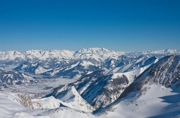 Ski resort and the mountains of Zell am See, Austrian Alps at wi — Stock Photo, Image