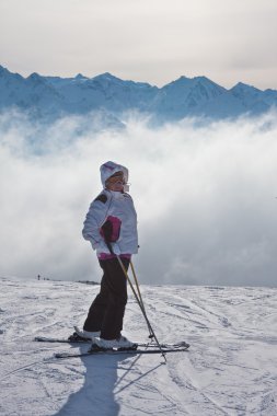 Alp kayakçı dağların içinde belgili tanımlık geçmiş