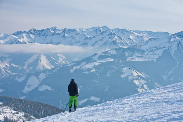 Alpin skidåkare bergen i bakgrunden — Stockfoto