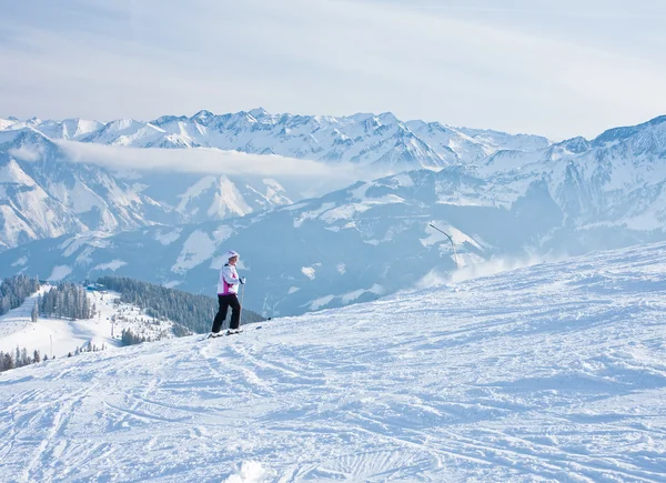 Montanhas alpinas de esqui ao fundo — Fotografia de Stock