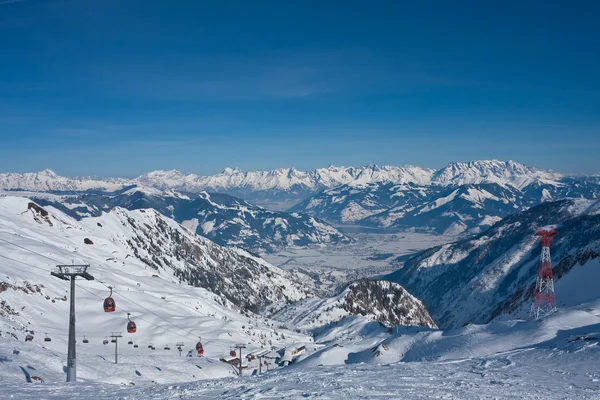 카프룬, 가족이 운영 빙하의 스키 리조트입니다. 오스트리아 — 스톡 사진