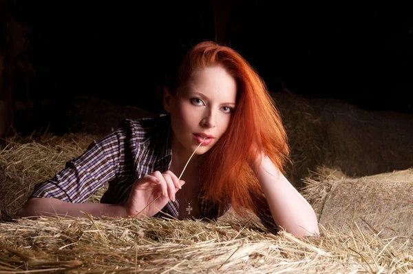 Девушка с рыжими волосами — стоковое фото