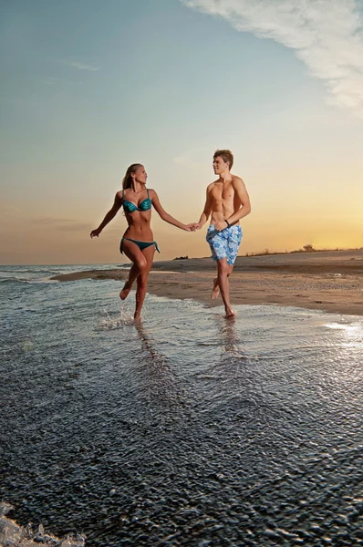 Щаслива пара насолоджується відпусткою на пляжі — стокове фото