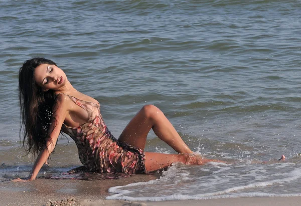 Vrouw badend in de zee — Stockfoto