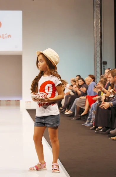 Fashion show of children's shoes — Stock Photo, Image