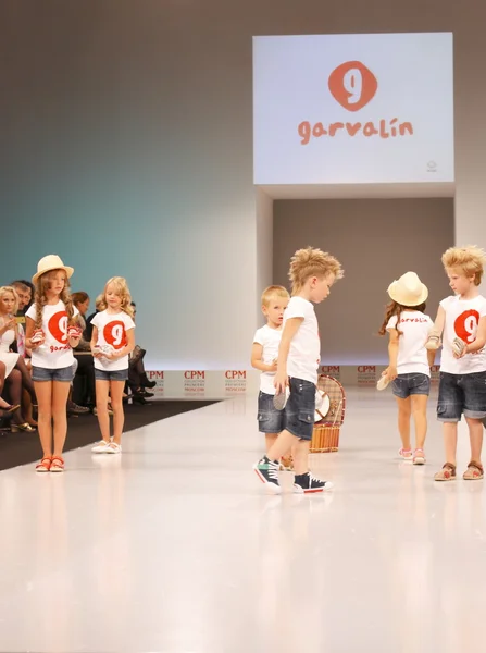 Fashion show of children's shoes — Stock Photo, Image