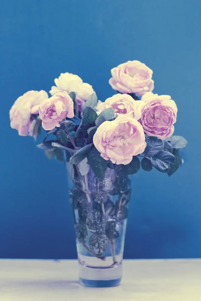 Ein Bund Pfingstrosen in der Vase — Stockfoto