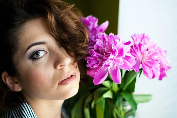 Schöne junge Frau mit Pfingstrose Blume — Stockfoto