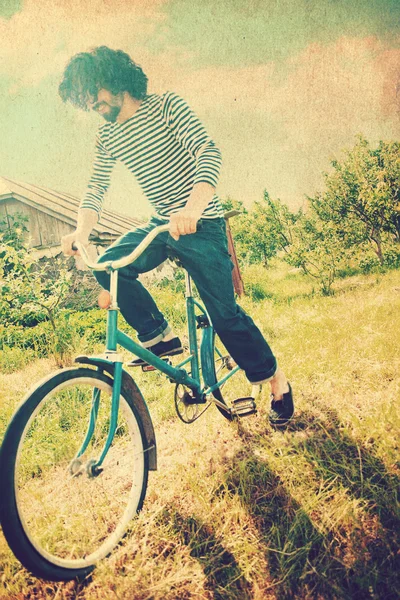 yakışıklı bir adam bisiklet üzerinde