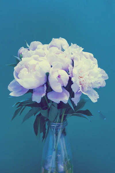 Bouquet de pivoines dans un vase — Photo