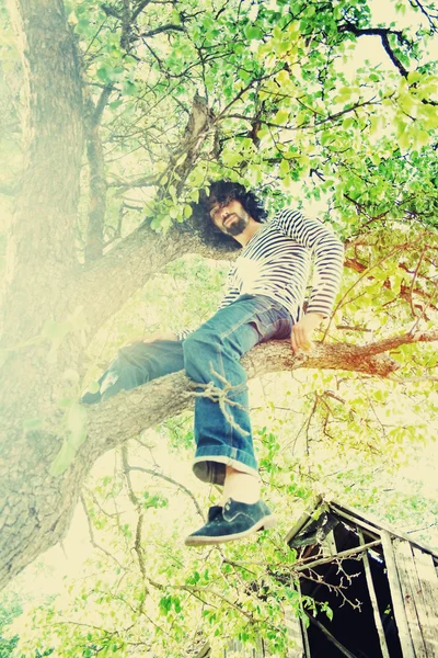 Portretul unui bărbat frumos pe copac — Fotografie, imagine de stoc