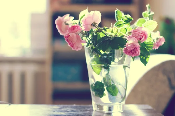 Букет троянд у вазі — стокове фото
