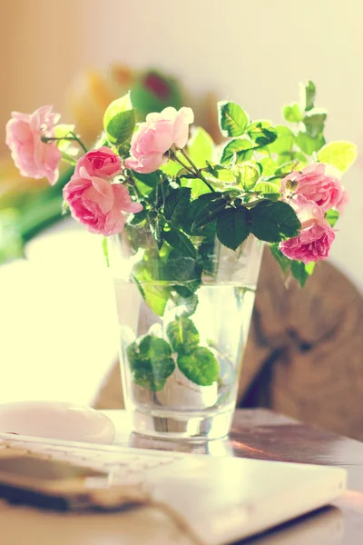 Ramo de rosas en jarrón — Foto de Stock