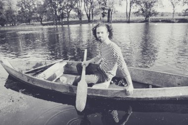 tekne içinde yakışıklı adam