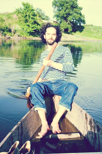 Красивый человек в лодке — стоковое фото